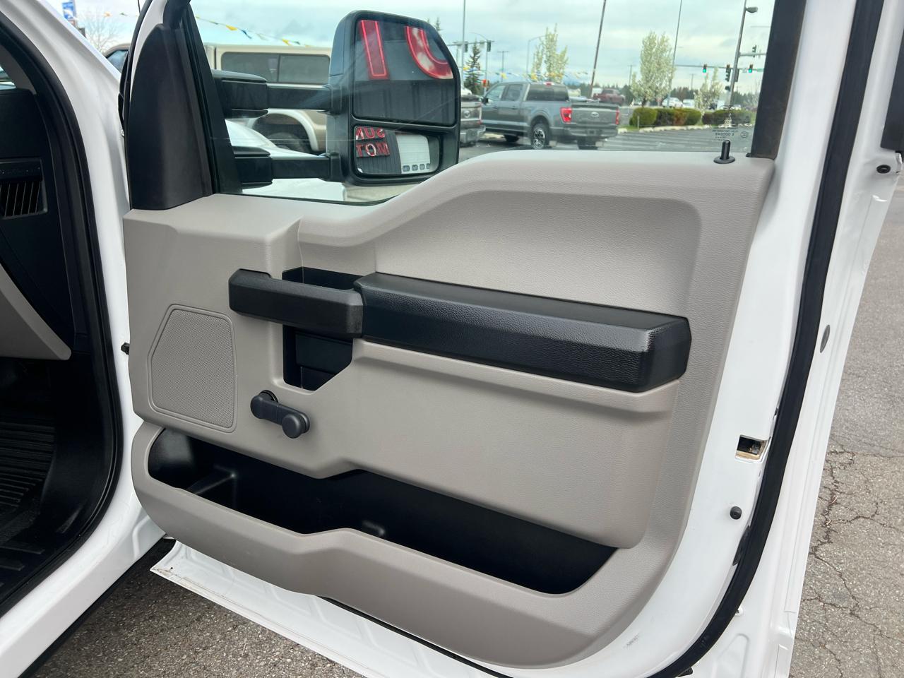 Ford Super Duty F-350 DRW Reg Cab 141" WB 60" CA XL 2019