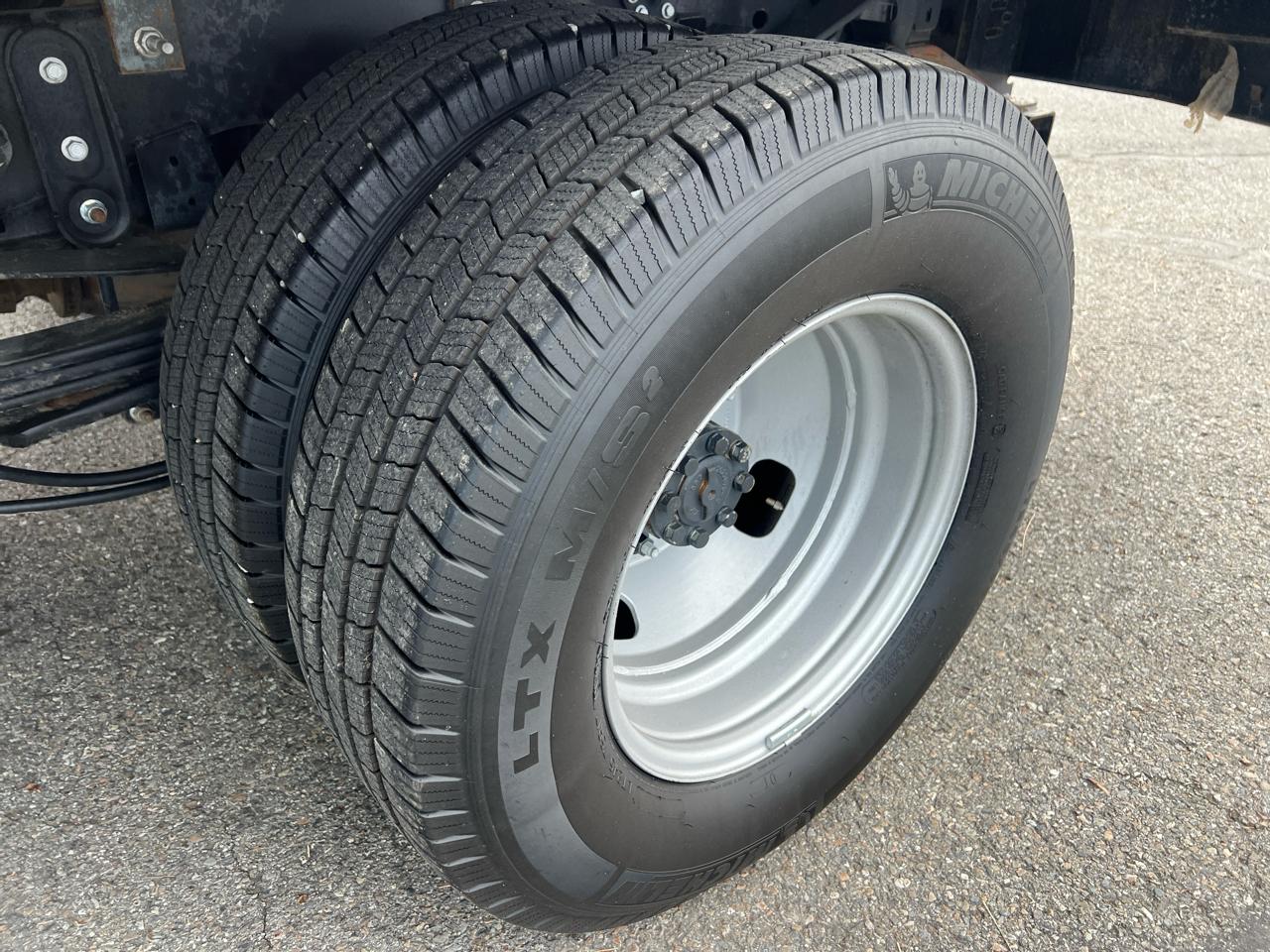 Ford Super Duty F-350 DRW Reg Cab 141" WB 60" CA XL 2019