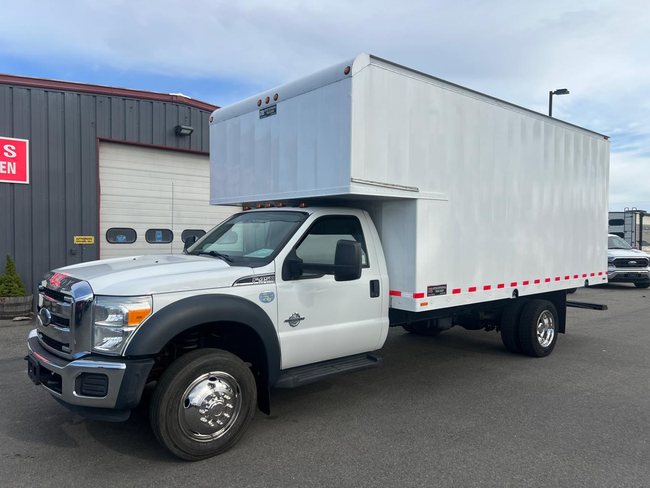 2015 Ford Super Duty F-450 DRW XLT 2WD Reg Cab 205" WB 120" CA