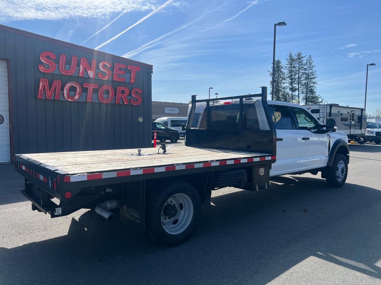 Ford Super Duty F-550 DRW XLT 4WD Crew Cab 203" WB 84" CA 2023