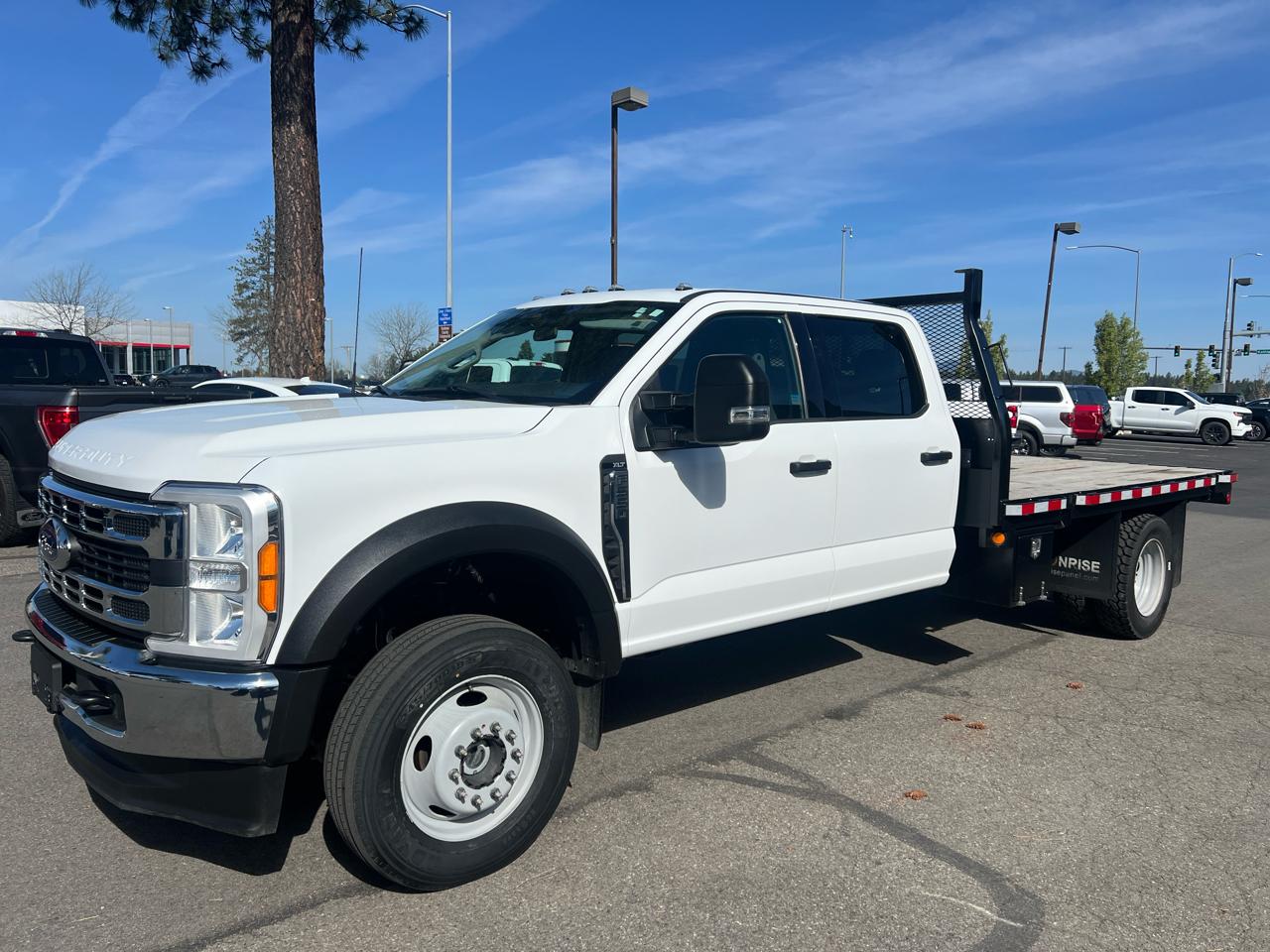 Ford Super Duty F-550 DRW XLT 4WD Crew Cab 203" WB 84" CA 2023