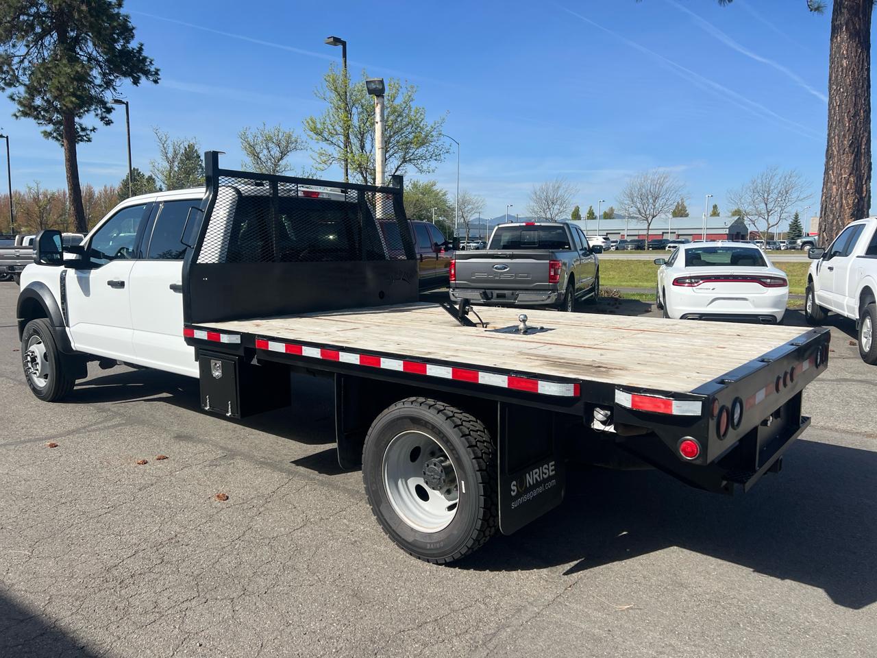 Ford Super Duty F-550 DRW XLT 4WD Crew Cab 203" WB 84" CA 2023