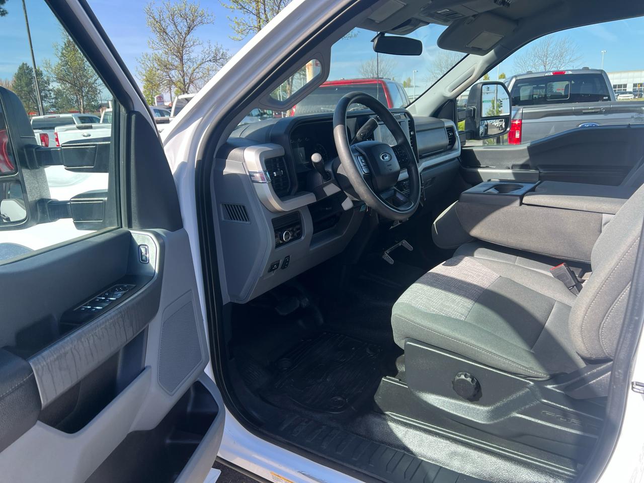Ford Super Duty F-550 DRW XLT 4WD Crew Cab 203" WB 84" CA 2023