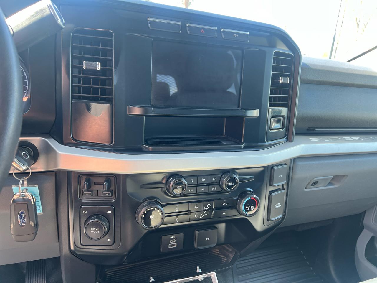 Ford Super Duty F-550 DRW XLT 4WD Crew Cab 203" WB 84" CA 2023