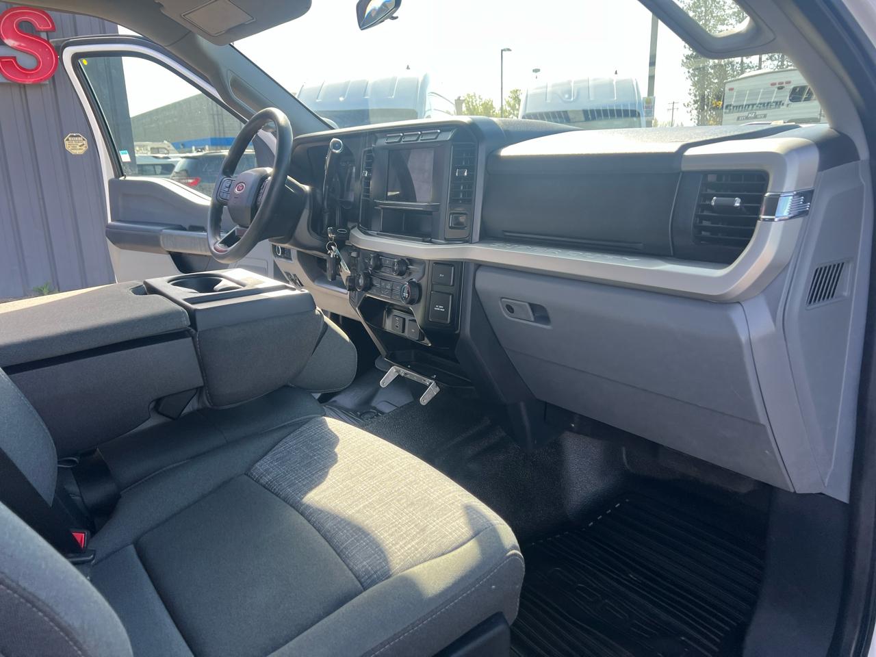 Ford Super Duty F-550 DRW XLT 4WD Crew Cab 203" WB 84" CA 2023