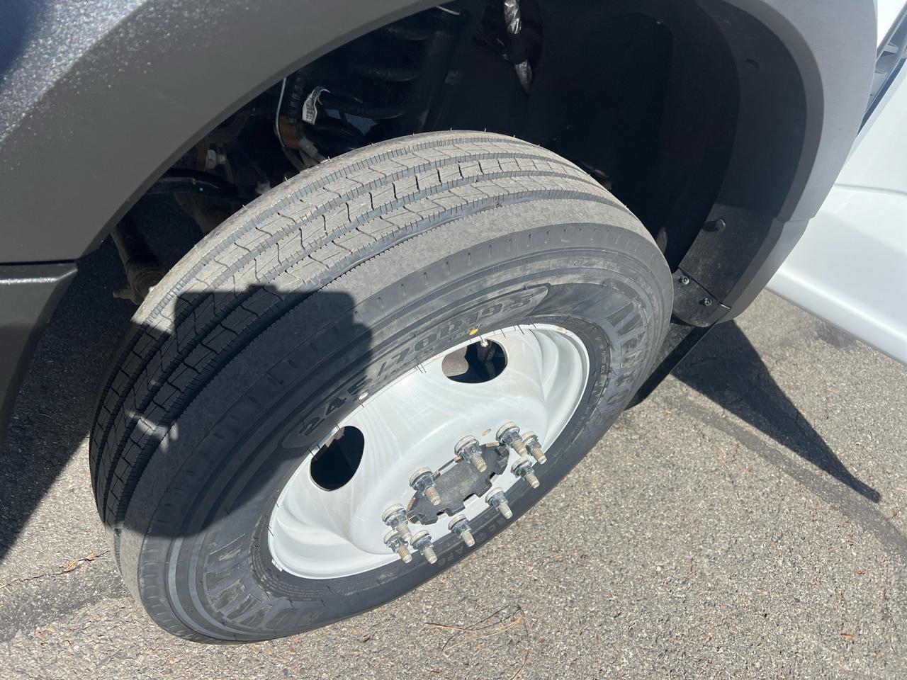 Ford Super Duty F-550 DRW XLT 4WD Crew Cab 203" WB 84" CA 2023