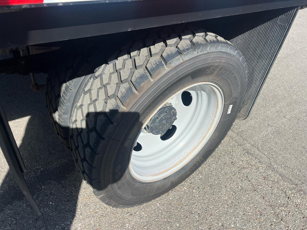 Ford Super Duty F-550 DRW XLT 4WD Crew Cab 203" WB 84" CA 2023