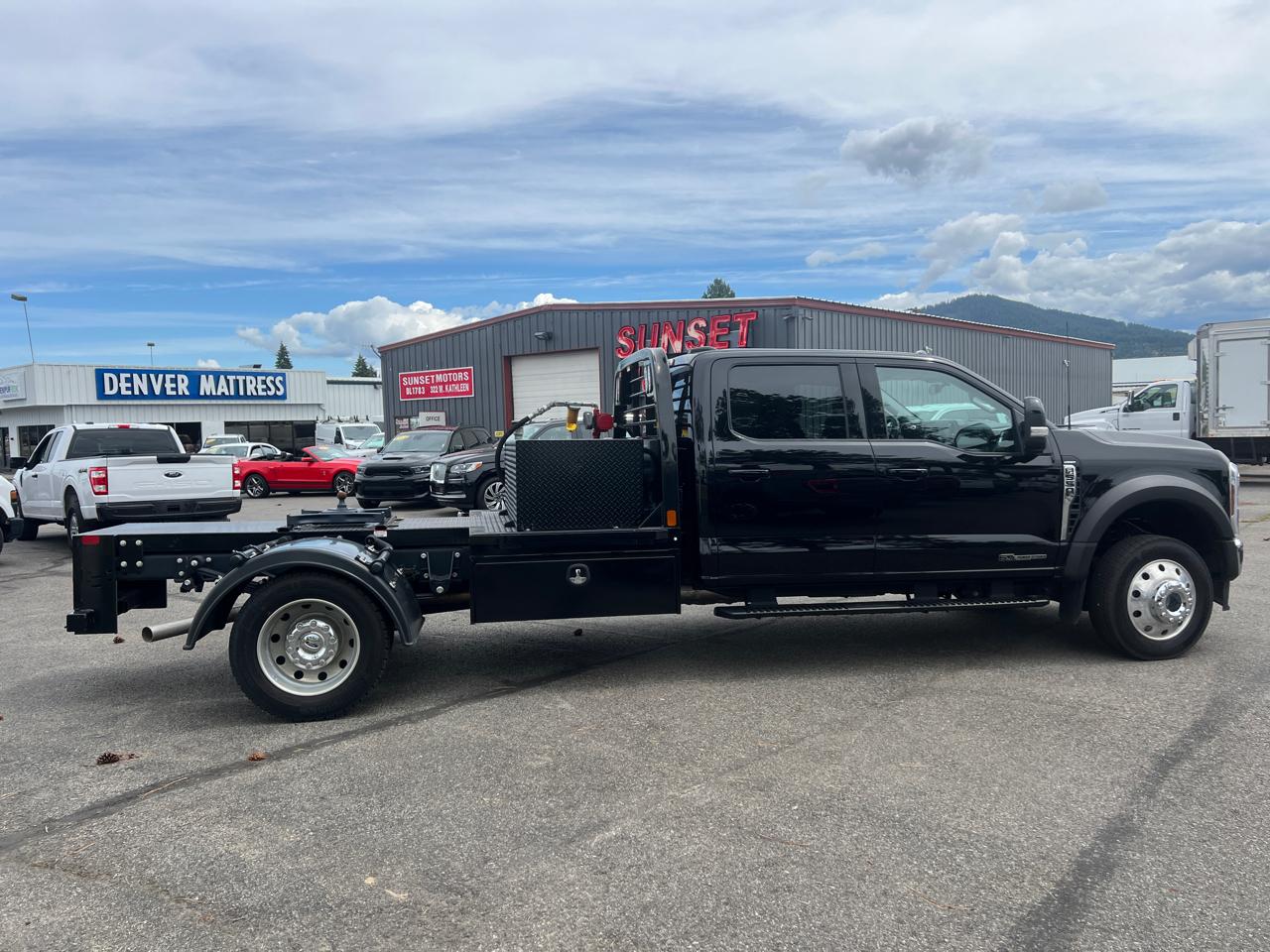 2024 Ford Super Duty F-550 DRW Lariat 4WD Crew Cab 179" WB 60" CA