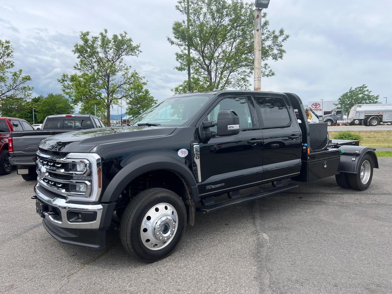 Ford Super Duty F-550 DRW Lariat 4WD Crew Cab 203" WB 84" CA 2024