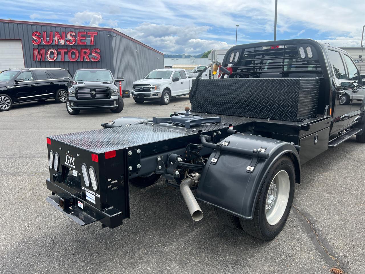 Ford Super Duty F-550 DRW Lariat 4WD Crew Cab 203" WB 84" CA 2024