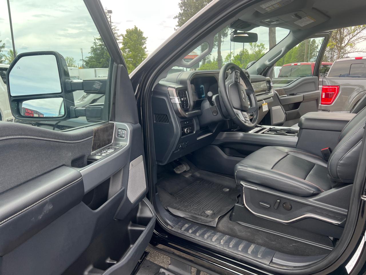 Ford Super Duty F-550 DRW Lariat 4WD Crew Cab 203" WB 84" CA 2024
