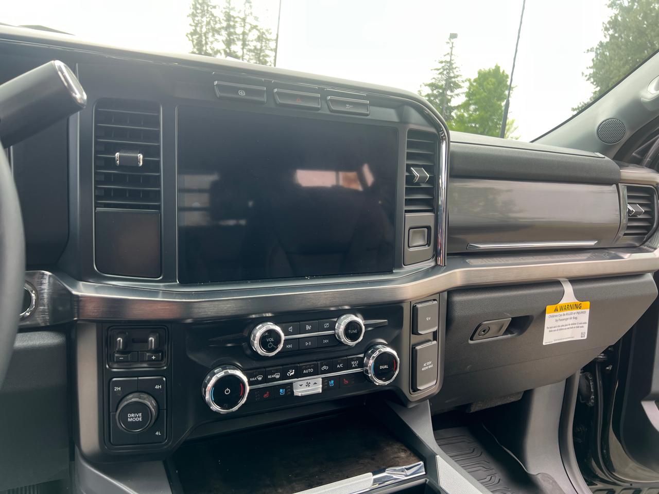 Ford Super Duty F-550 DRW Lariat 4WD Crew Cab 203" WB 84" CA 2024