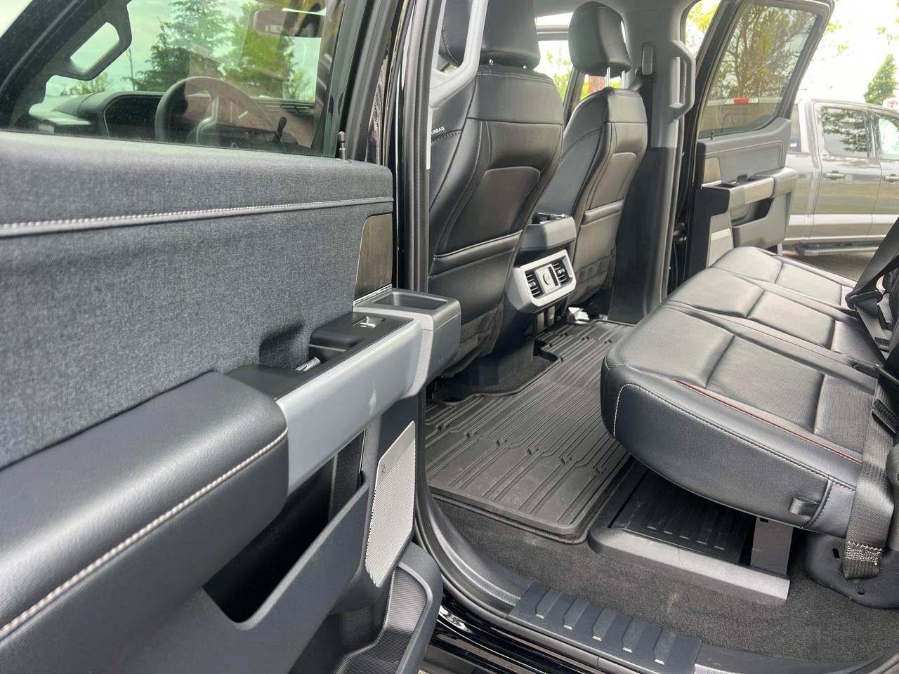Ford Super Duty F-550 DRW Lariat 4WD Crew Cab 203" WB 84" CA 2024