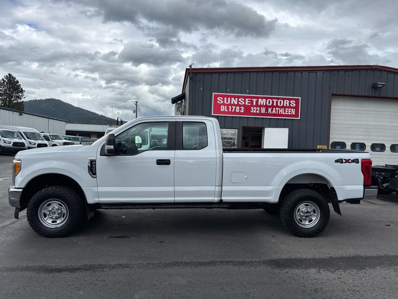 Ford Super Duty F-350 SRW XL 4WD SuperCab 8' Box 2017
