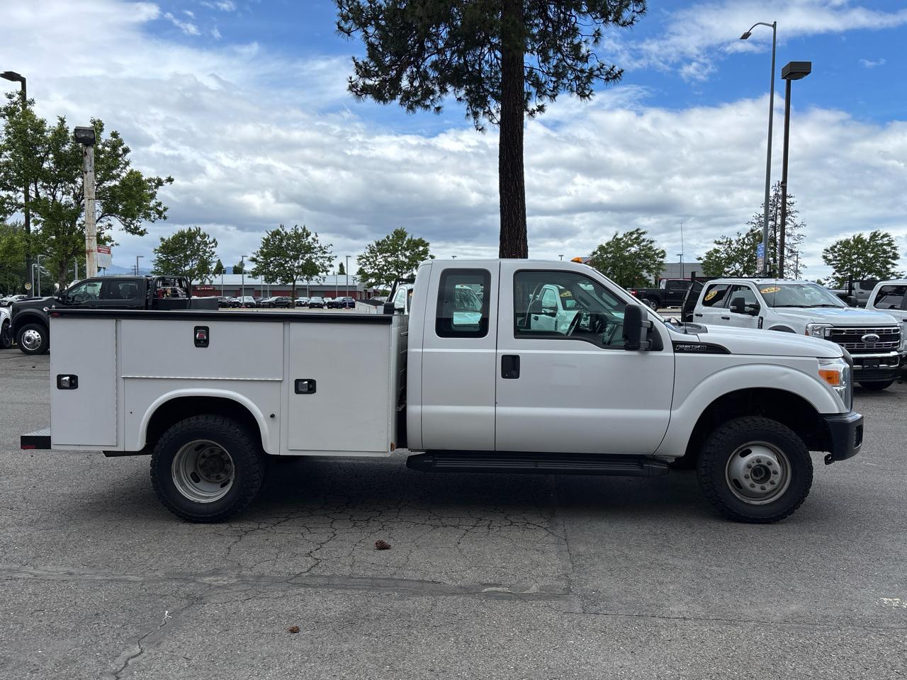 Ford Super Duty F-350 DRW 4WD SuperCab 158" XL 2016