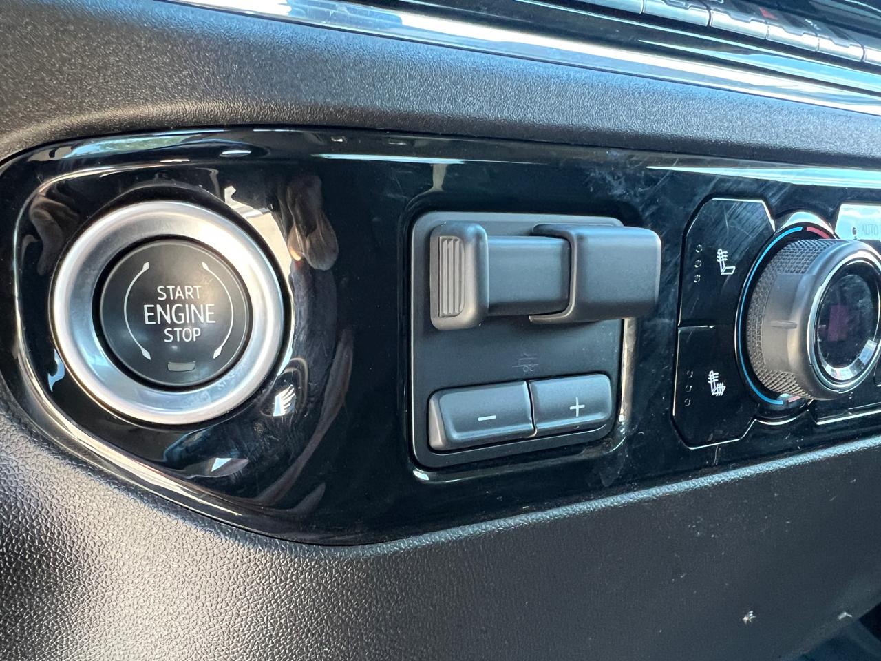 Chevrolet Silverado 3500HD 4WD Reg Cab 142" LT 2024