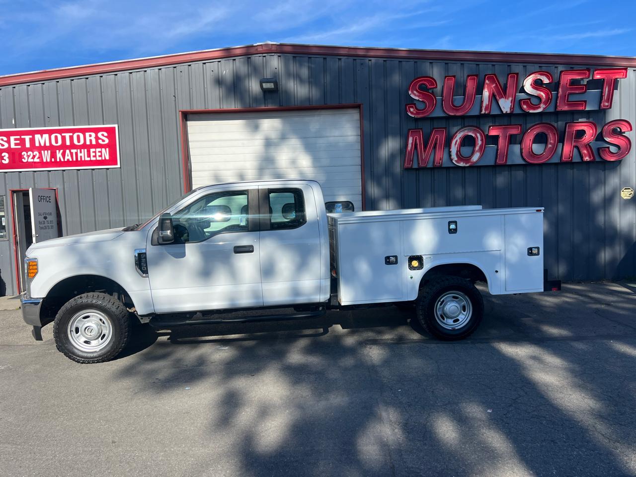 Ford Super Duty F-350 SRW XL 4WD SuperCab 8' Box 2017