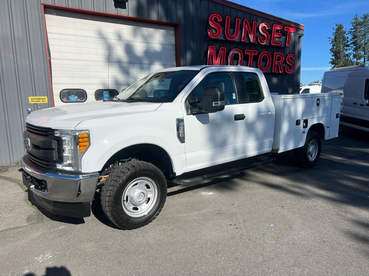 Ford Super Duty F-350 SRW XL 4WD SuperCab 8' Box 2017