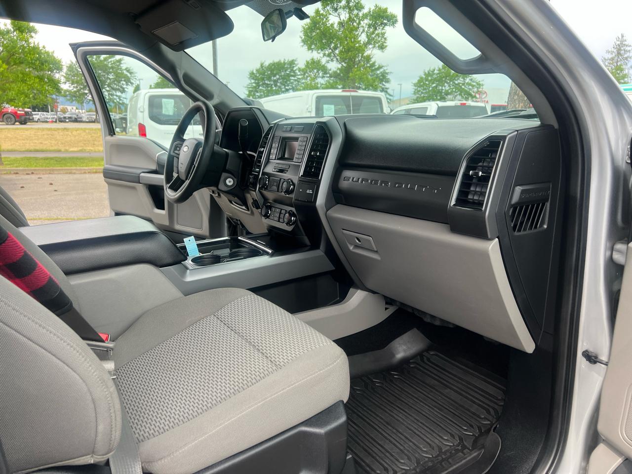 Ford Super Duty F-550 DRW XLT 4WD Crew Cab 203" WB 84" CA 2019