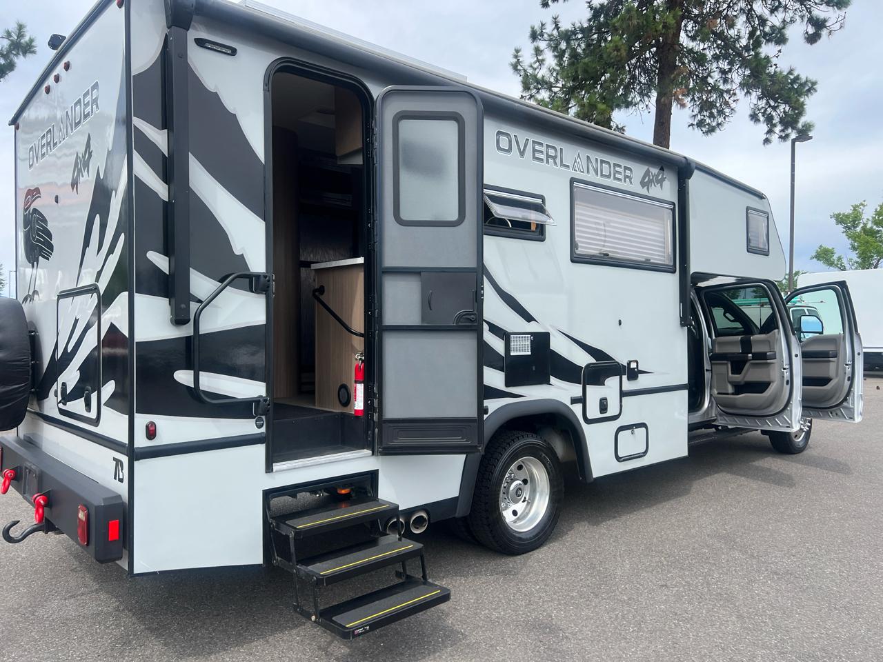 Ford Super Duty F-550 DRW XLT 4WD Crew Cab 203" WB 84" CA 2019