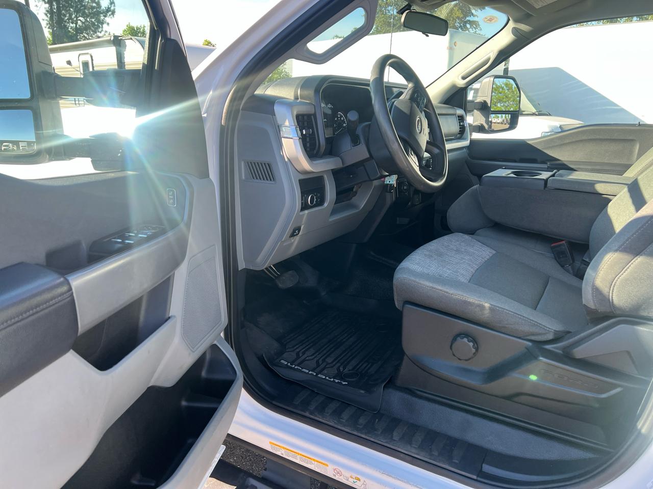 Ford Super Duty F-550 DRW XLT 4WD Crew Cab 203" WB 84" CA 2024