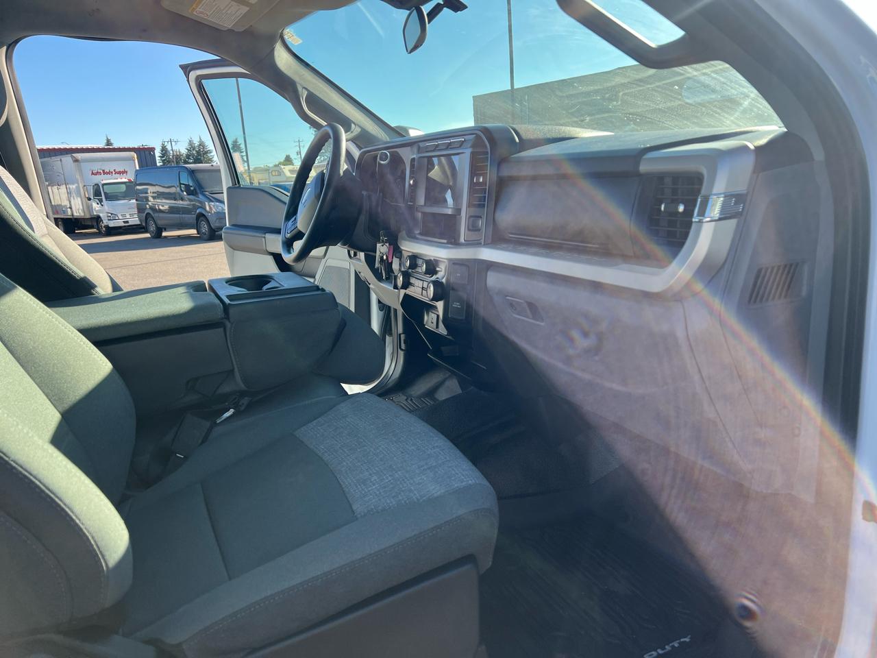 Ford Super Duty F-550 DRW XLT 4WD Crew Cab 203" WB 84" CA 2024