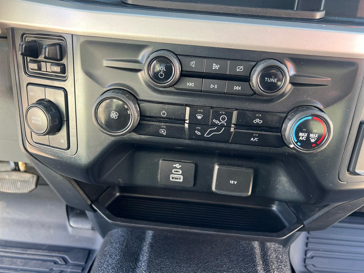Ford Super Duty F-550 DRW XLT 4WD Crew Cab 203" WB 84" CA 2024