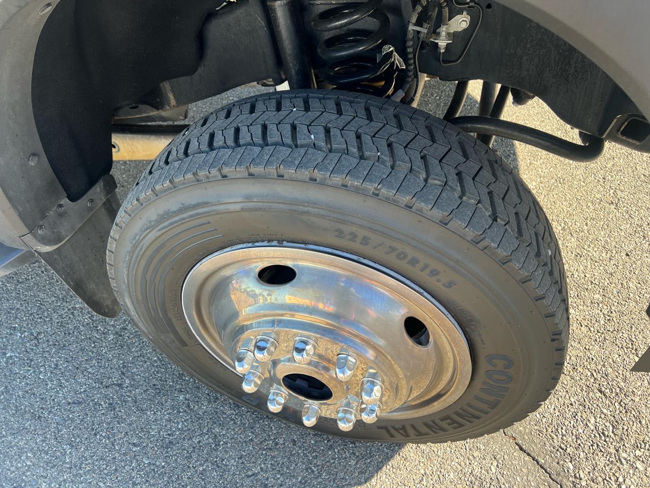 Ford Super Duty F-550 DRW XLT 4WD Crew Cab 203" WB 84" CA 2024