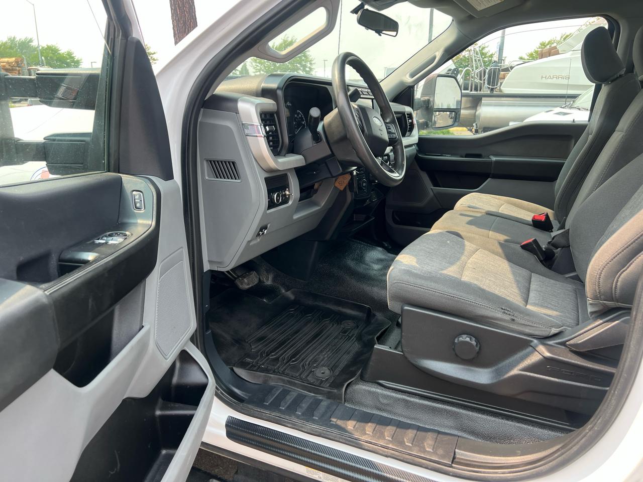 Ford Super Duty F-550 DRW XL 4WD Reg Cab 169" WB 84" CA 2024