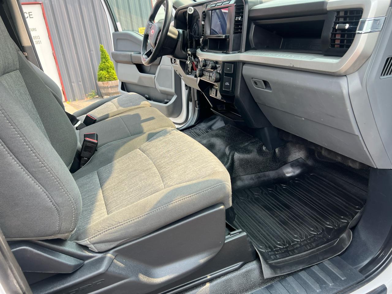 Ford Super Duty F-550 DRW XL 4WD Reg Cab 169" WB 84" CA 2024