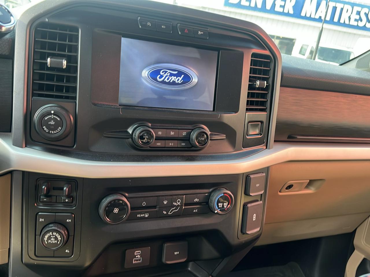 Ford F-150 4WD Reg Cab 141" XLT 2021