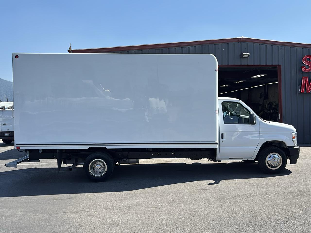 Ford E-Series Cutaway E-450 DRW 158" WB 2025