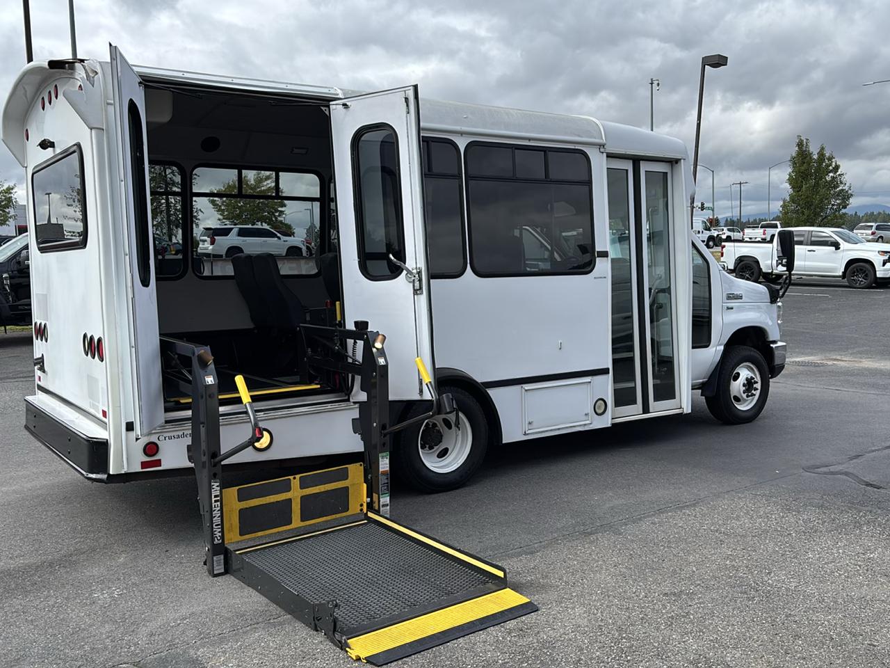 Ford Econoline Commercial Cutaway E-350 Super Duty 138" SRW 2013