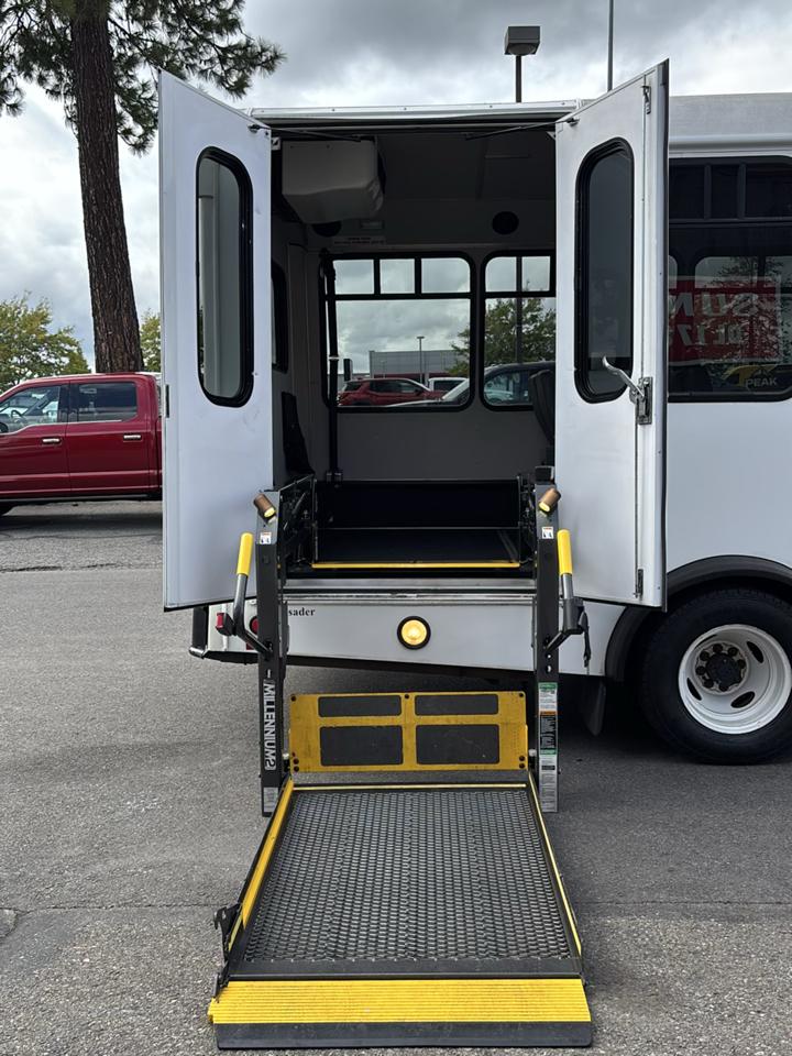Ford Econoline Commercial Cutaway E-350 Super Duty 138" SRW 2013