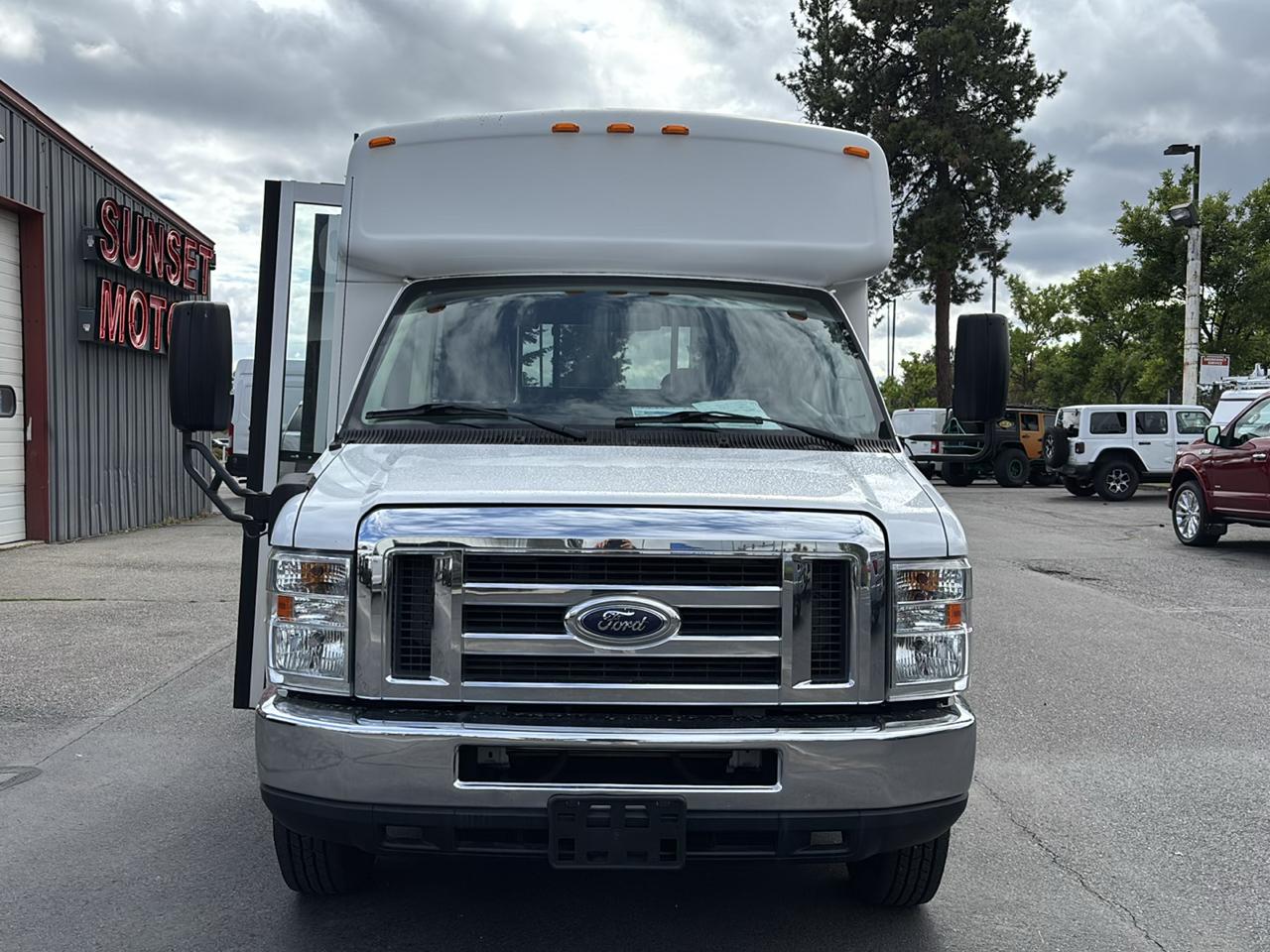 Ford Econoline Commercial Cutaway E-350 Super Duty 138" SRW 2013