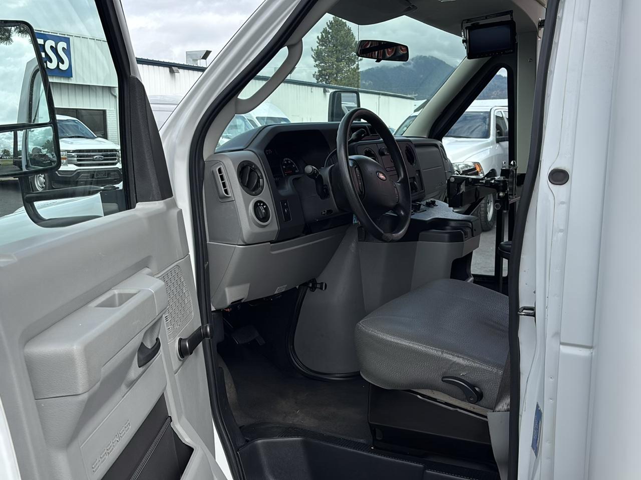Ford Econoline Commercial Cutaway E-350 Super Duty 138" SRW 2013