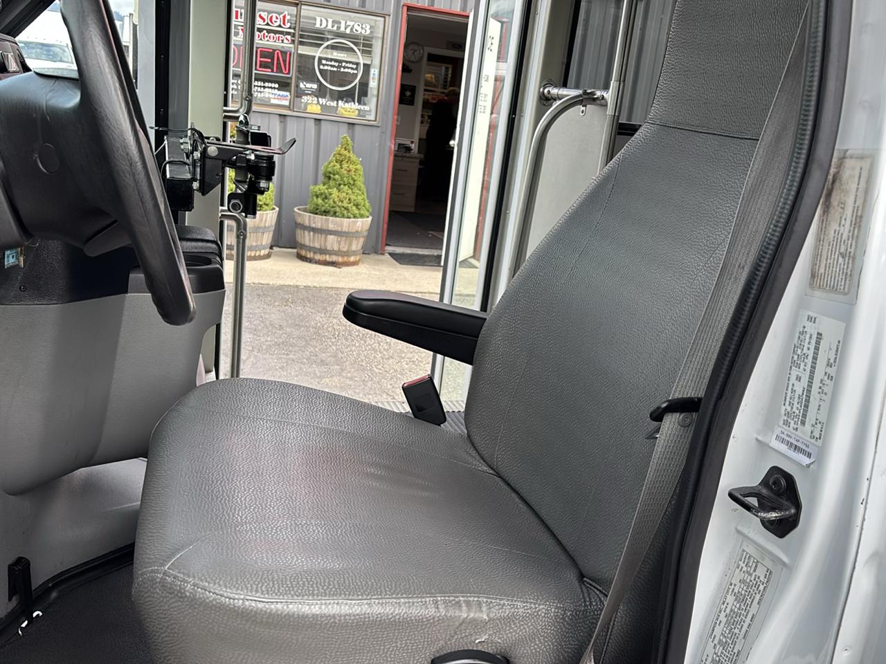 Ford Econoline Commercial Cutaway E-350 Super Duty 138" SRW 2013