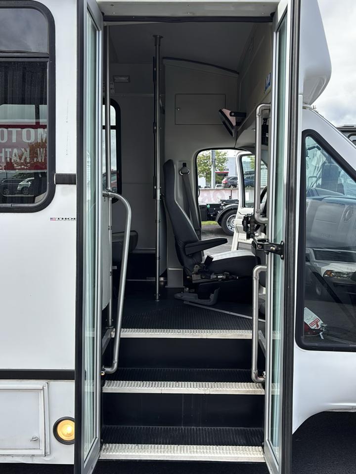 Ford Econoline Commercial Cutaway E-350 Super Duty 138" SRW 2013