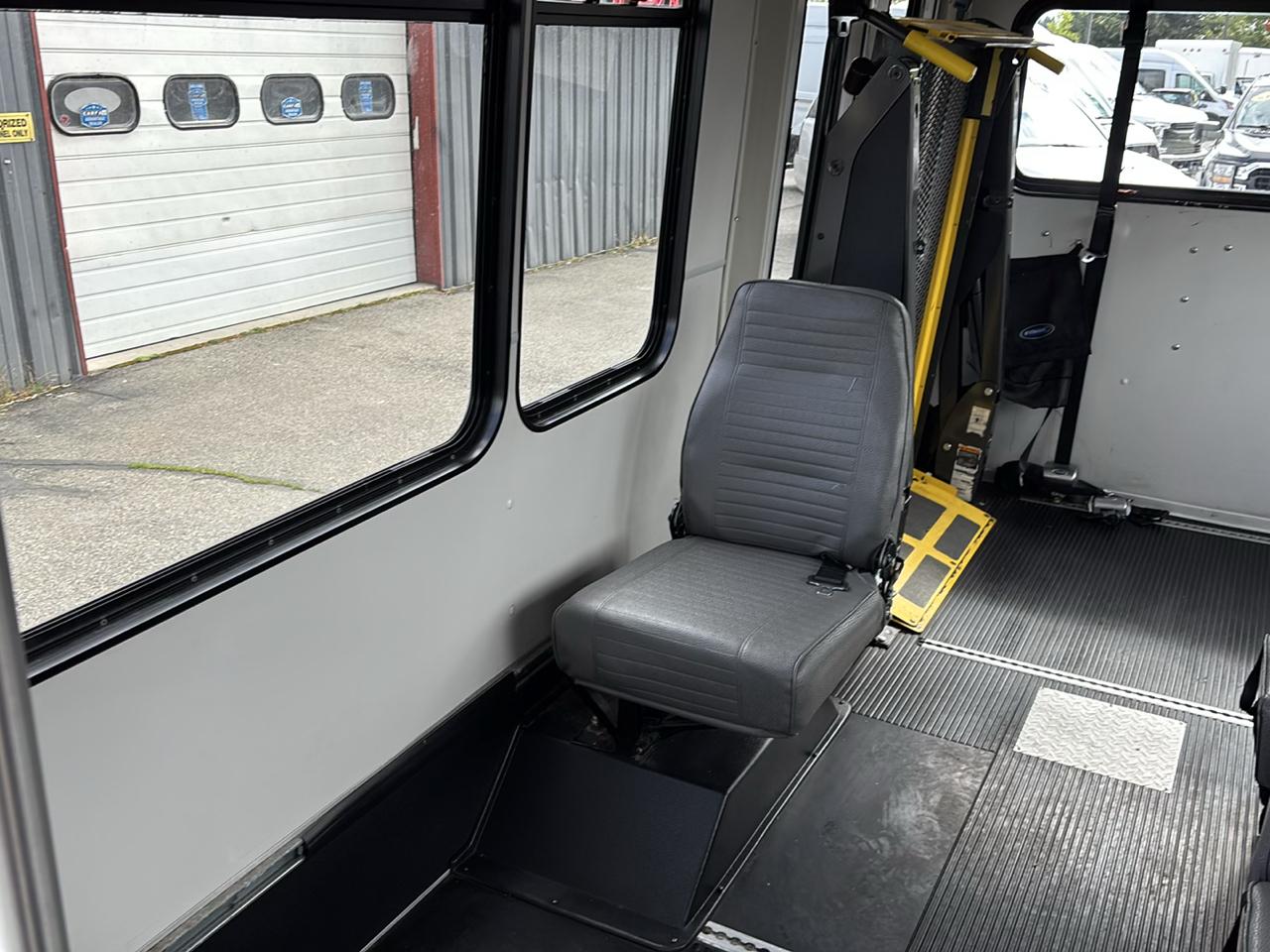 Ford Econoline Commercial Cutaway E-350 Super Duty 138" SRW 2013