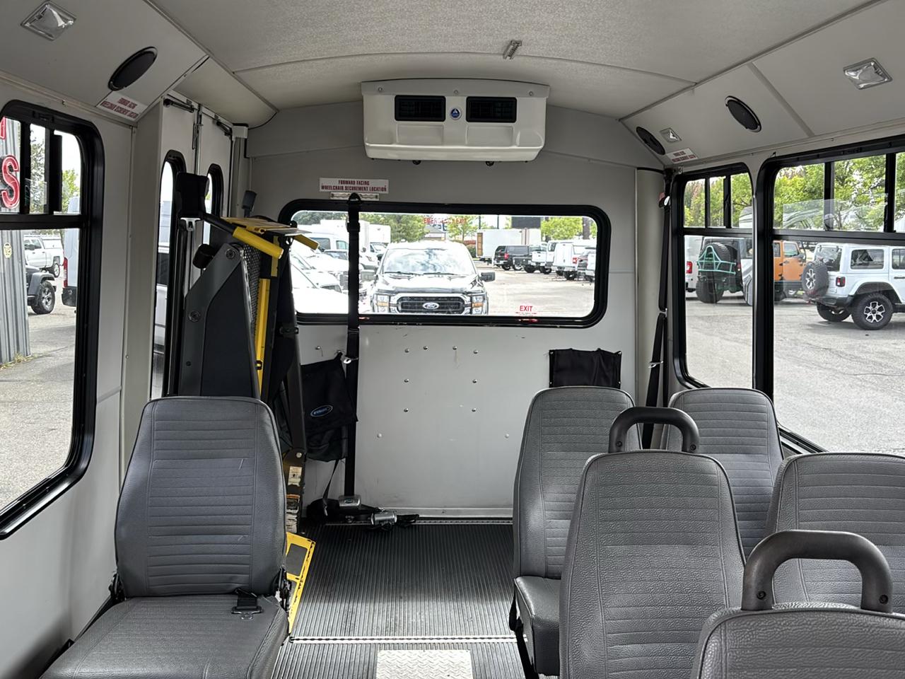 Ford Econoline Commercial Cutaway E-350 Super Duty 138" SRW 2013