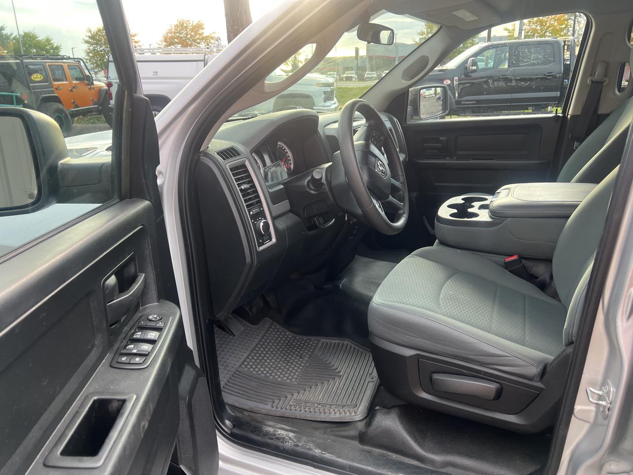 RAM 1500 4WD Quad Cab 140.5" Tradesman 2015