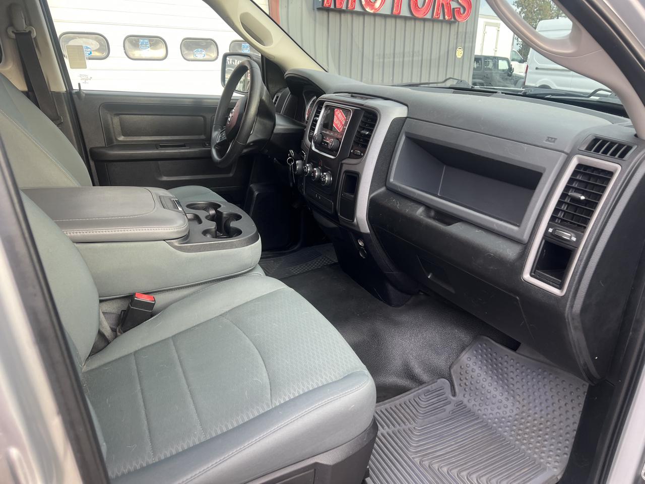 RAM 1500 4WD Quad Cab 140.5" Tradesman 2015