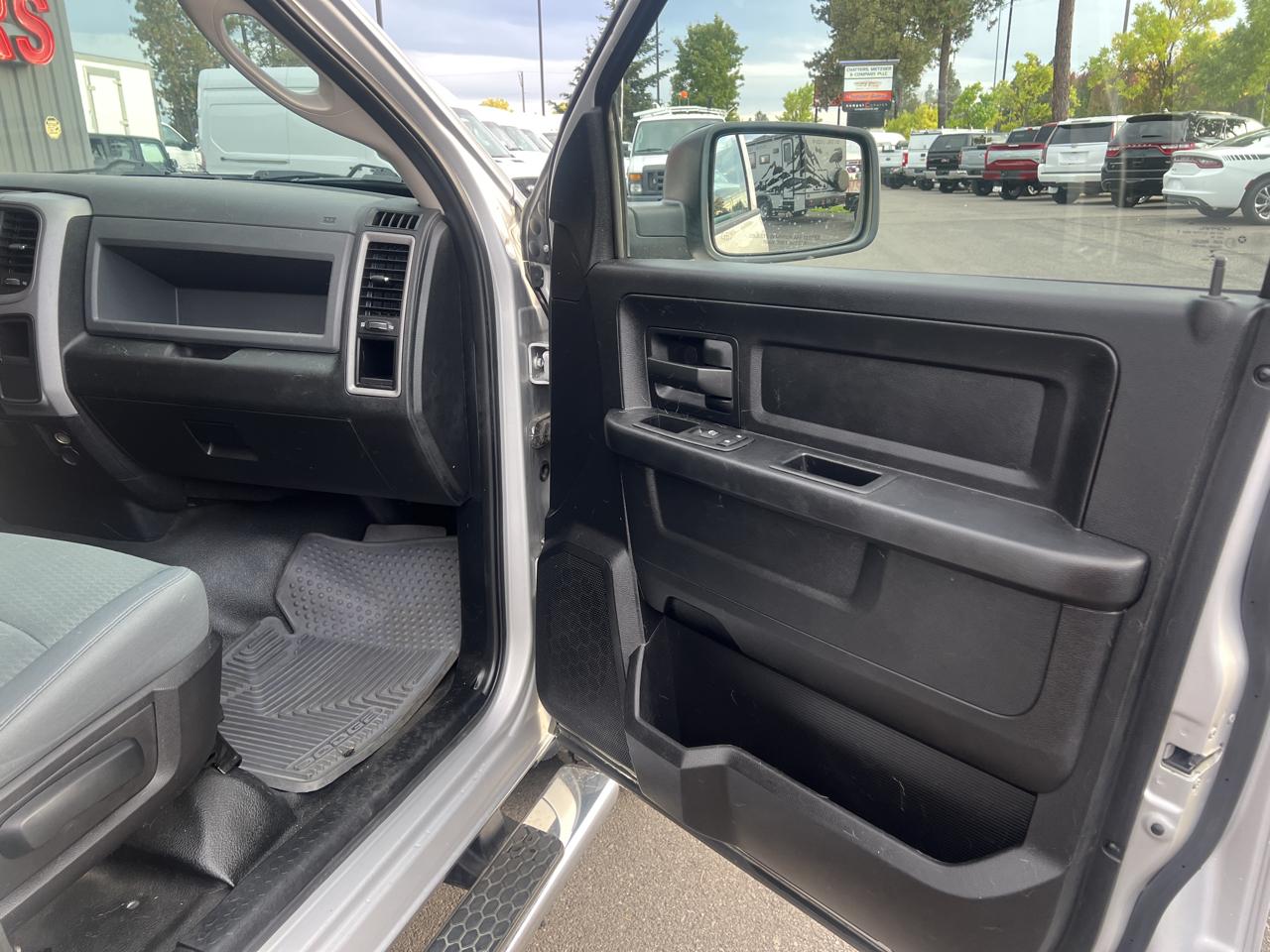 RAM 1500 4WD Quad Cab 140.5" Tradesman 2015