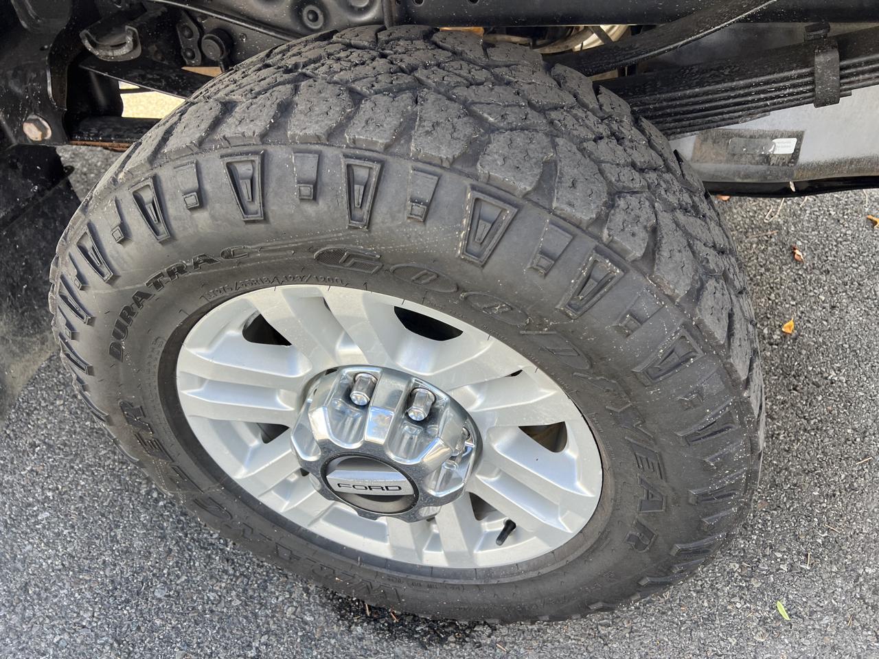 Ford Super Duty F-350 SRW 4WD Crew Cab 176" WB 60" CA Lariat 2012