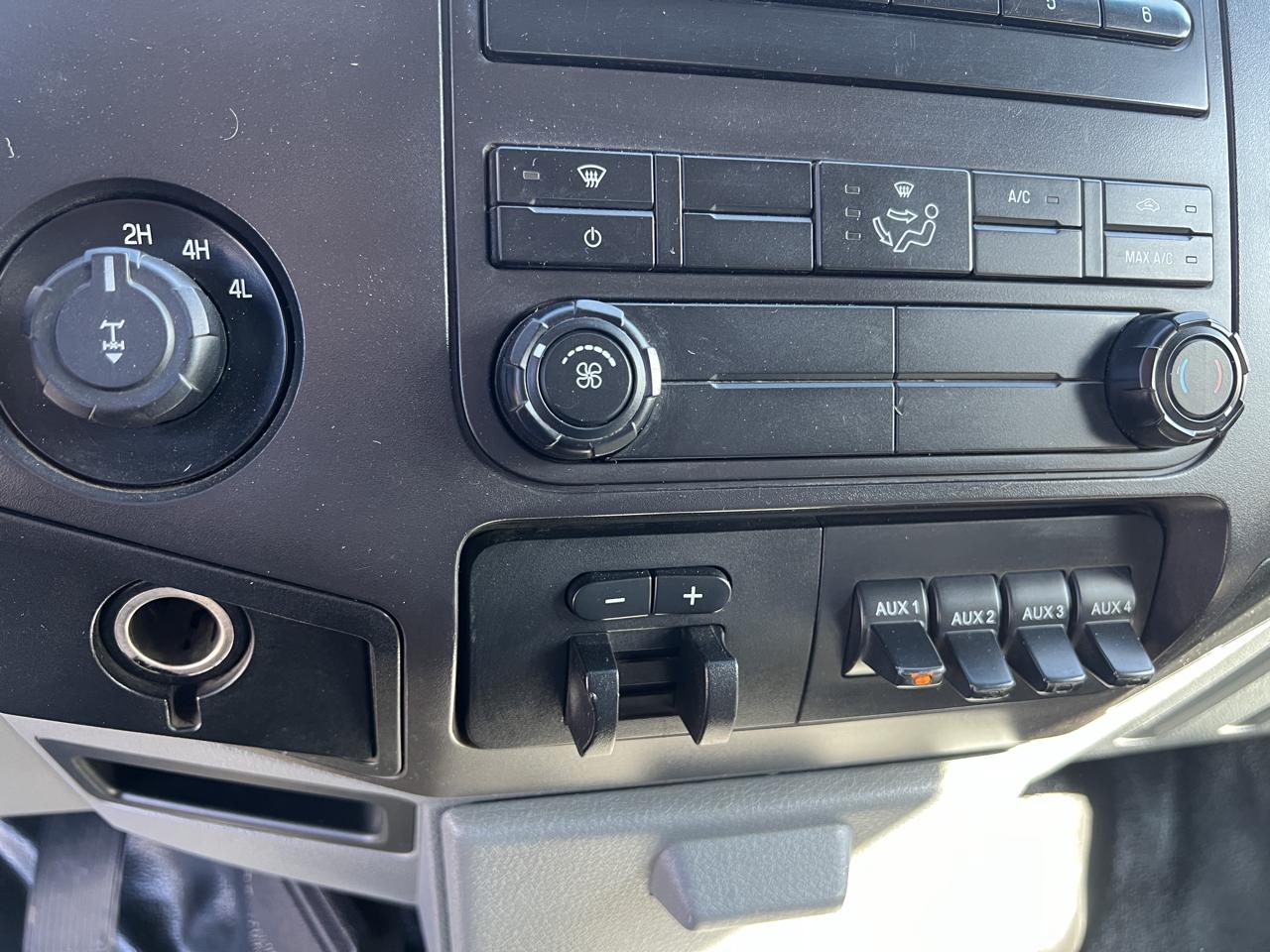 Ford Super Duty F-350 SRW 4WD Crew Cab 176" WB 60" CA Lariat 2012