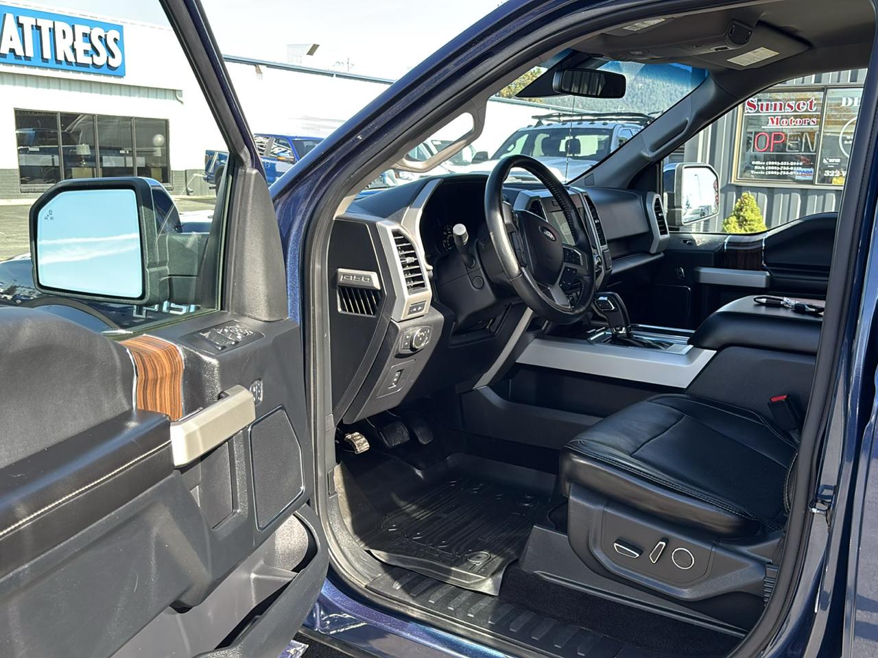 Ford F-150 4WD SuperCrew 145" Lariat 2017