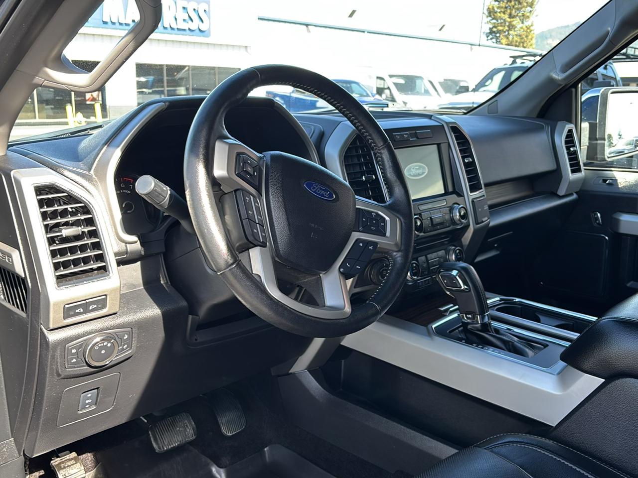 Ford F-150 4WD SuperCrew 145" Lariat 2017