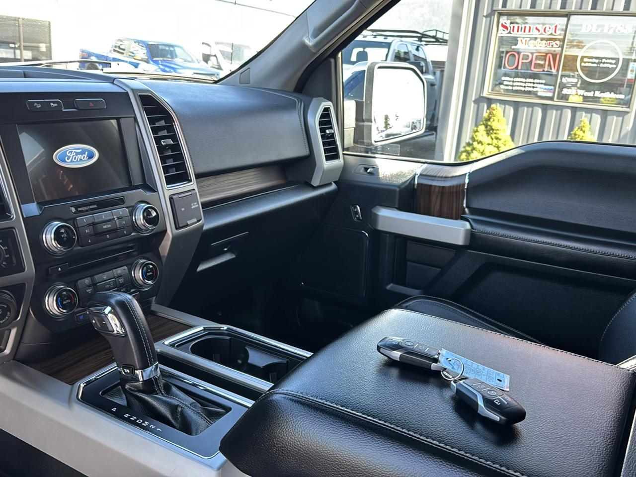 Ford F-150 4WD SuperCrew 145" Lariat 2017
