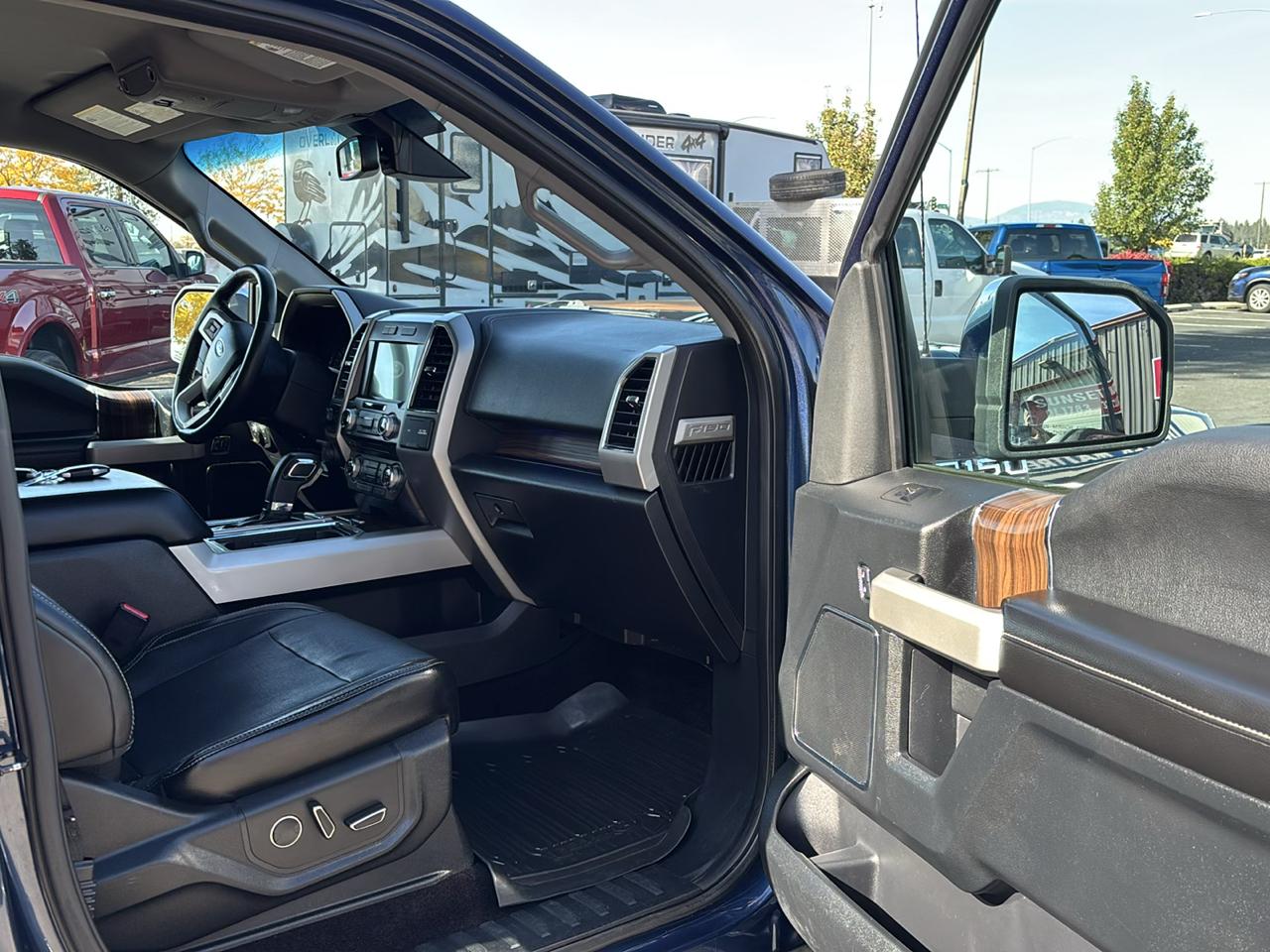 Ford F-150 4WD SuperCrew 145" Lariat 2017