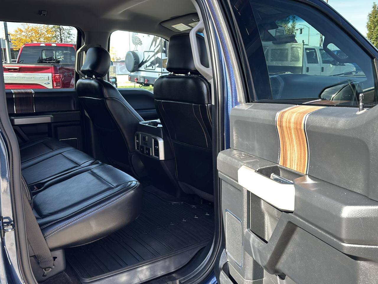 Ford F-150 4WD SuperCrew 145" Lariat 2017